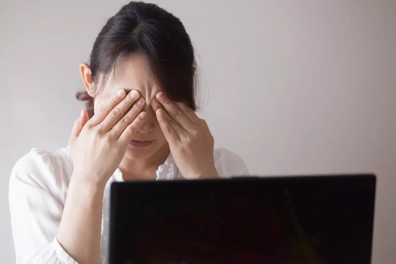 疲れ目の女性