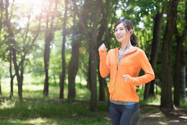 運動している女性