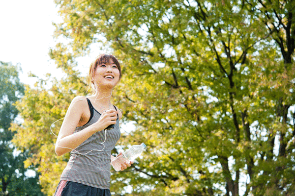 運動している女性